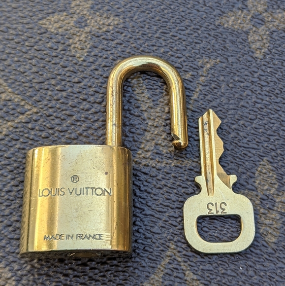 ⭐ #313 vintage Louis Vuitton padlock and ke - Picture 2 of 5